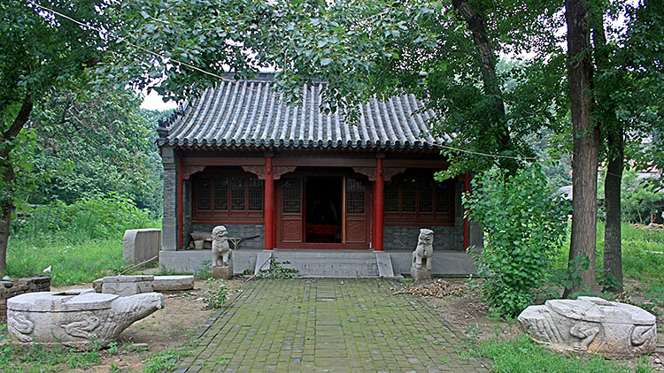 A picture of a tomb of Min Ziqian located in Jinan City