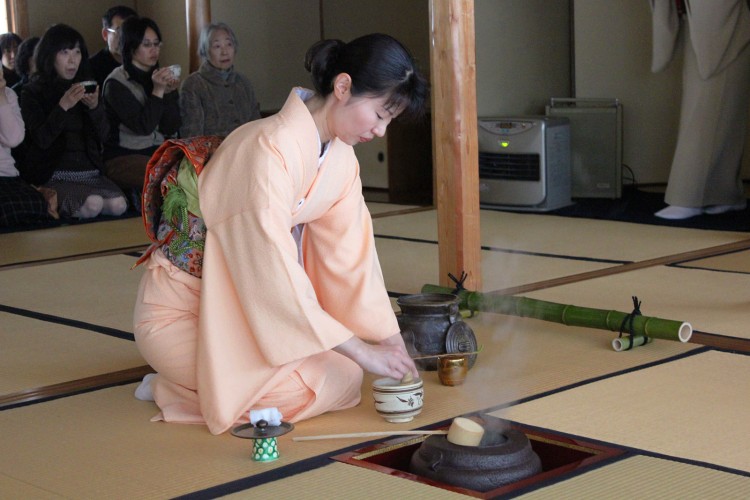 Traditional Warrior Tea Ceremony, Ueda Soko style. (Tian Hui/The Epoch Times)