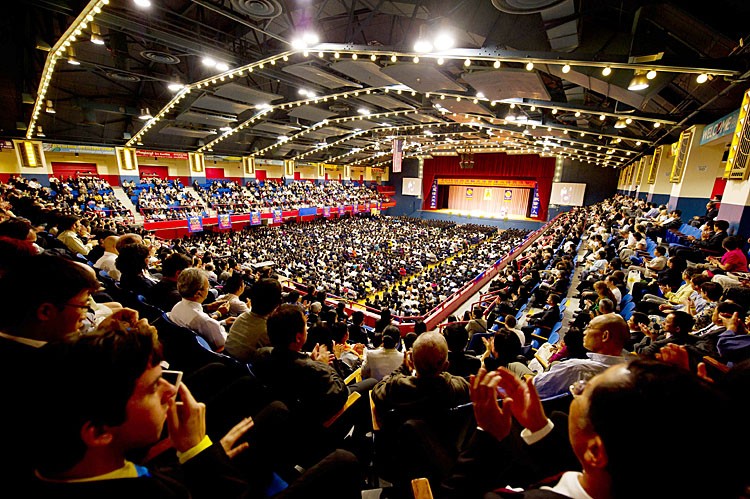 Falun Gong practitioners at Westchester County Center in New York on Mon. Aug. 29. (Dai Bing/The Epoch Times)