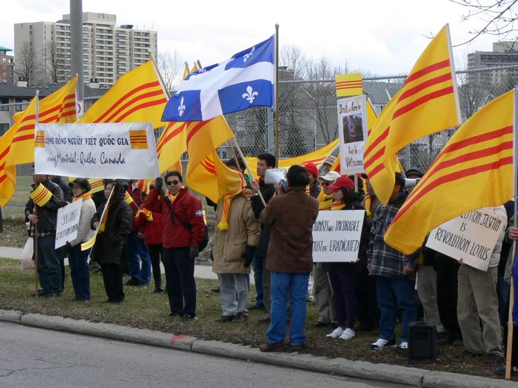 Vietnamese democracy activists protest in front of the Chinese embassy in Ottawa. (Wei Wu/The Epoch Times)