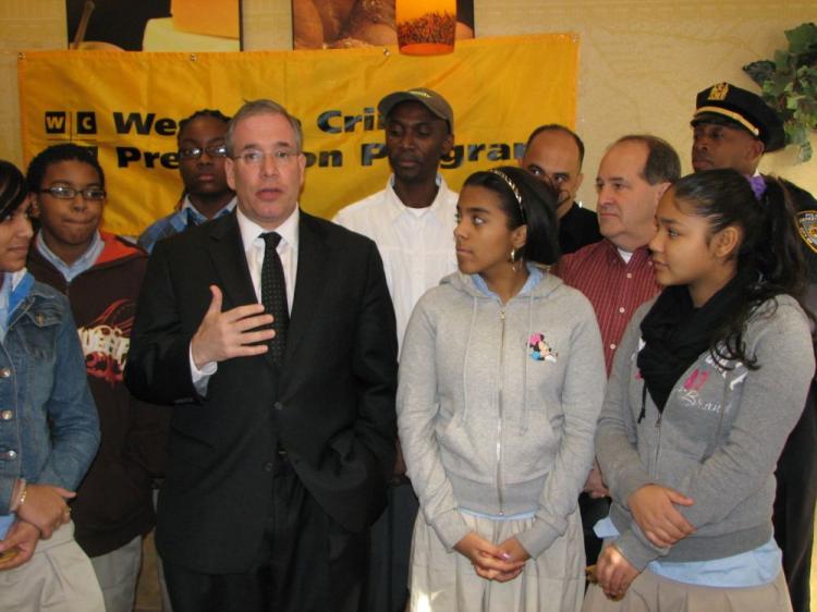 Manhattan Borough President Scott Stringer (c), together with members of the Westside Crime Prevention Program (WCPP), announces the expansion of the award-winning Safe Haven program. (Joan Vollero/Manhattan Borough President's Office)