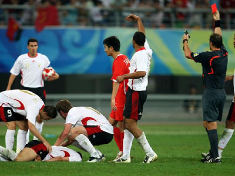 Referee Hector Baldassi of Argentina shows Wangsong Tan of China the red card (Baron/Bongarts/Getty Images)