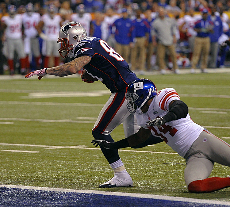 Aaron Hernandez (L) scored early in the third to give the Patriots a 17–9 lead. (Timothy A. Clary/AFP/Getty Images)