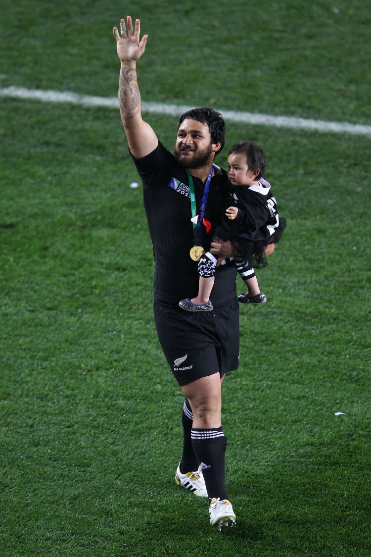 Piri Weepu of the All Blacks celebrates his victory with his daughter Keira after the match. (Sandra Mu/Getty Images)