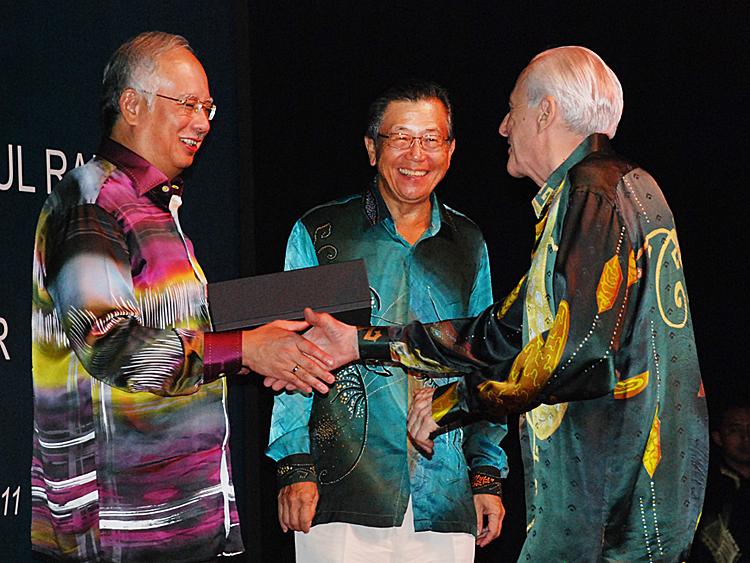 Yong Poh Kon and Prime Minister Najib Tun Razak (L) present a memento to a PEMUDAH member. (James Chow/The Epoch Times)