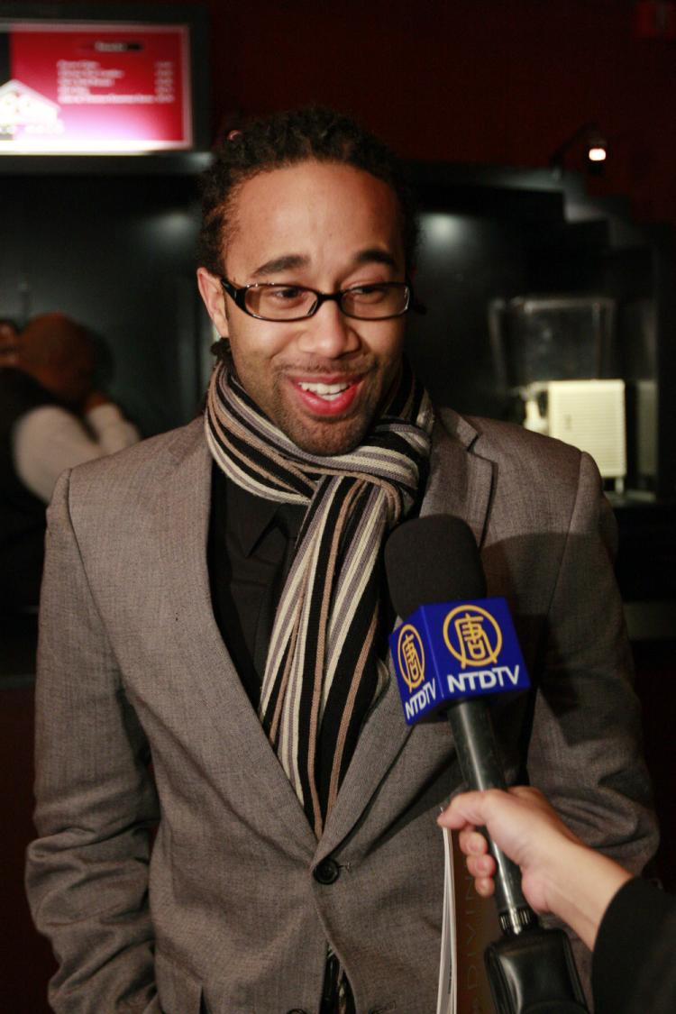 Mr. Derik noticed that the performers have a deep bond with each other. (The Epoch Times) Mr. Derik noticed that the performers have a deep bond with each other. (The Epoch Times)