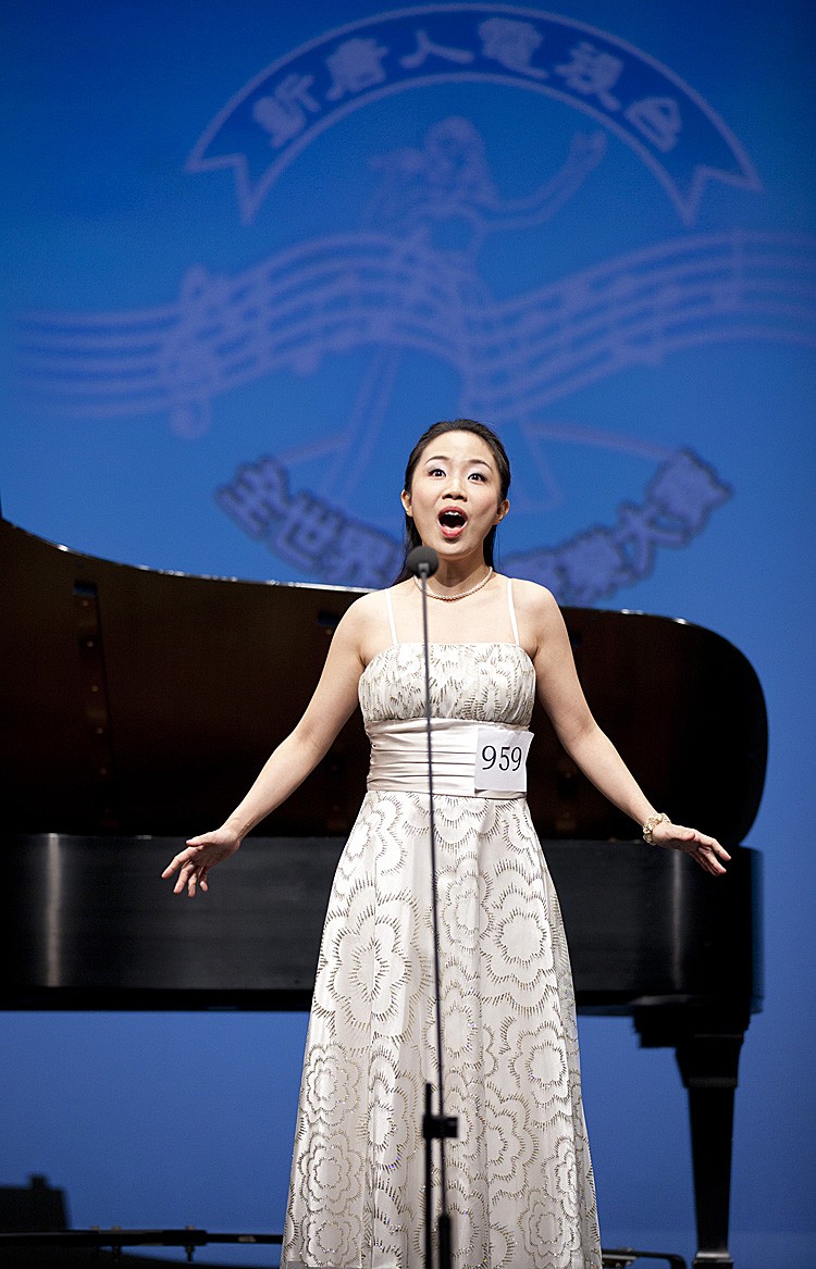 LAST YEAR: Soprano Tan Sinsim sings at 2010 NTDTV Chinese International Vocal Competition semifinal. She received the $10,000 gold award in the competition's female division. (Edward Dai/The Epoch Times) LAST YEAR: Soprano Tan Sinsim sings at 2010 NTDTV Chinese International Vocal Competition semifinal. She received the $10,000 gold award in the competition's female division. (Edward Dai/The Epoch Times)