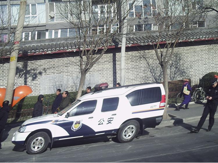 Police vehicle parked outside Beijing government offices to intercept petitioners.   (The Epoch Times)