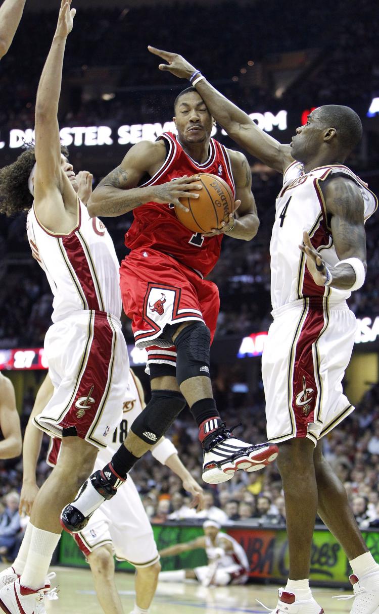 HARD DEFENSE: Cleveland's Antawn Jamison (right) shuts down Chicago's Derrick Rose in addition to leading the team in scoring on Tuesday. (Gregory Shamus/Getty Images)
