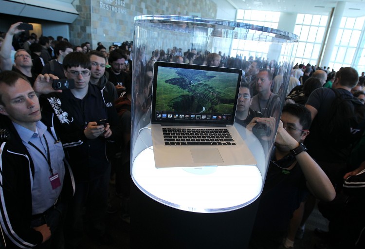 Attendees at Apple's WWDC conference look at the newly launched Retina MacBook Pro on June 11, in San Francisco, Calif. (Justin Sullivan/Getty Images)