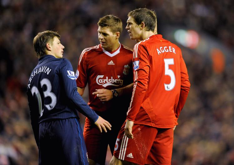 THORN IN THEIR SIDE: Liverpool duo Steven Gerrard (center) and Daniel Agger (right) are not pleased with Arsenal's Andrei Arshavin. (Michael Regan/Getty Images)