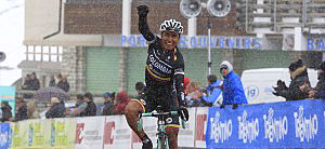 Darwin Aatapuma crosses the finish line to win the final stage of the Giro del Trentino. (colombiacoldeportes.com) 