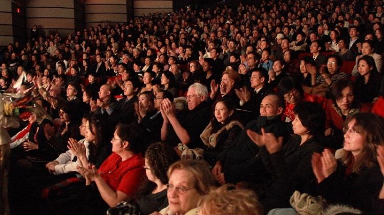 Members of audience watch the DPA 2009 World Tour shows in Toronto.  (The Epoch Times)