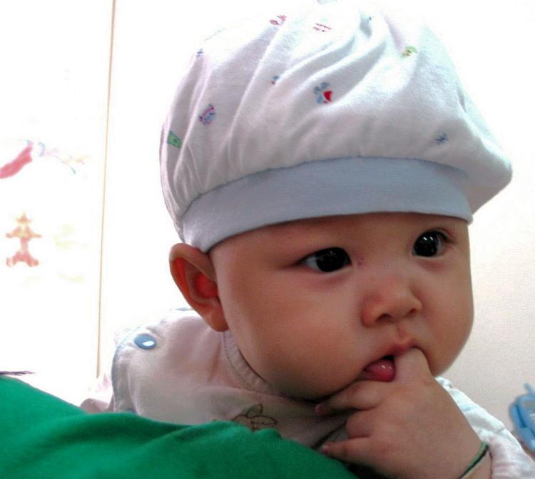 Babies as young as five months old can follow others' gaze.  (Shioujen Wen/The Epoch Times)