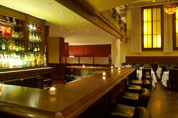 WARM & OPULENT: The bar area at Benjaman's Steakhouse in East midtown.  ((Benjamin's Steakhouse))