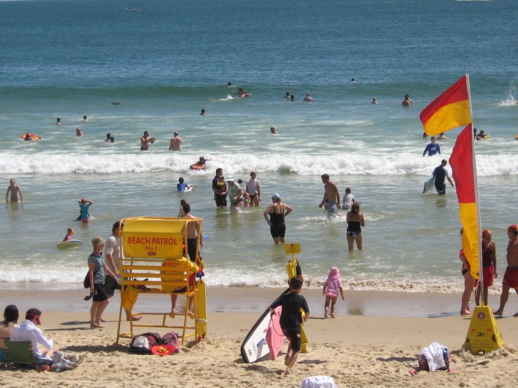 Australians flock to beaches to keep cool.