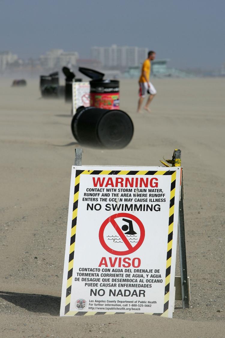 SOMETHING FUNKY: Signs warn beach-goers and swimmers not to enter the water, which could have unhealthy levels of bacteria emanating from a nearby drain, south of Will Rogers State Beach on May 21, 2008 north of Santa Monica, California.  (David McNew/Getty Images)