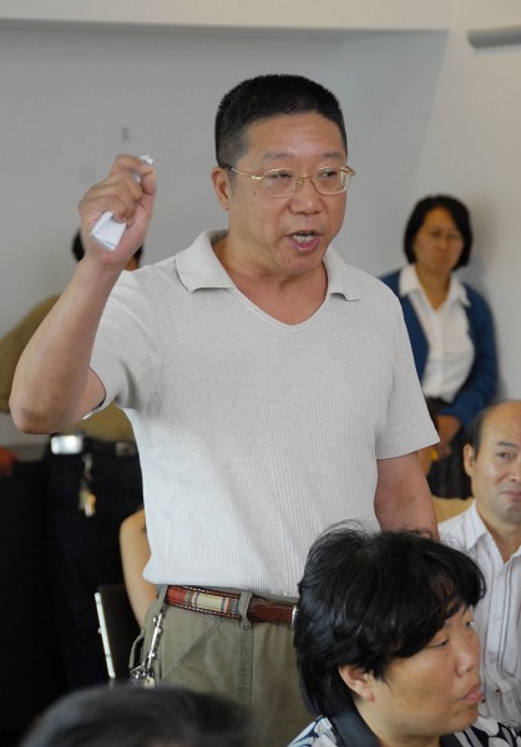 On July 2 in the Flushing Library, Mr. Bian Hexian questioned John Liuâ��s association with the CCP.  (The Epoch Times)
