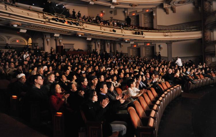 Audience members applaud at the debut performance of the Diving Performing Arts in Brooklyn on Jan 3, 2009. (Dai Bing/Epoch Times)