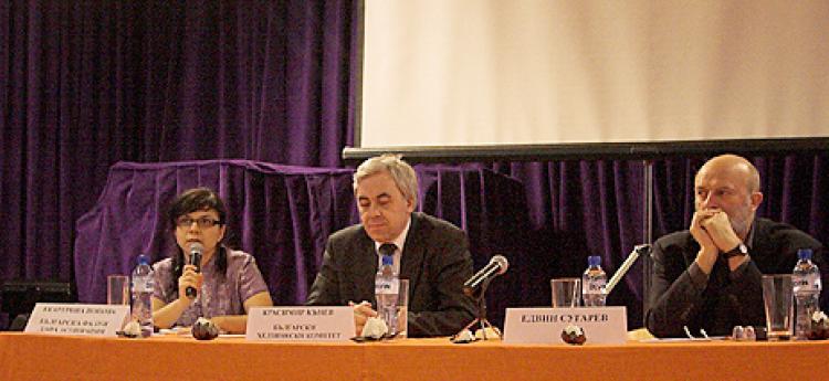 (L-R) Ekaterina Popova, Falun Gong Adherents, Krasimir Kunev, Chair of the Bulgarian Helsinki Committee, Edvin Sugarev. (The Epoch Times)