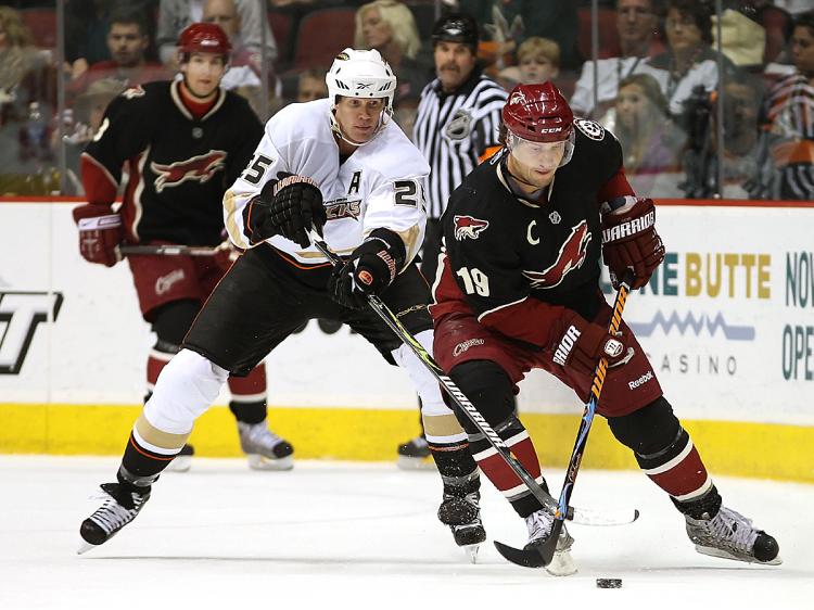 Shane Doan #19 of the Phoenix Coyotes skates with the puck under pressure from Chris Pronger #25 of the Anaheim Ducks. (Christian Petersen/Getty Images)