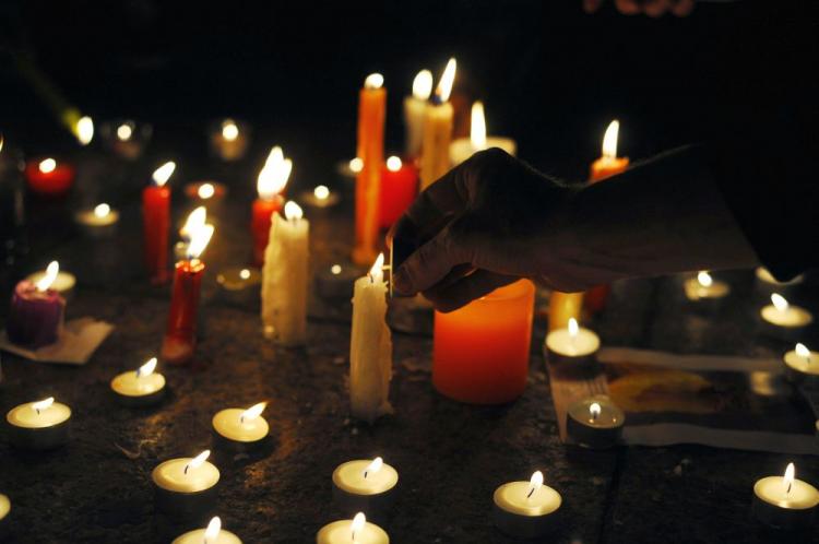 CANDLES FOR THE DECEASED: Asav Shariv, the Consul General of Israel, lights candles for those killed in the recent Mumbai terror attacks. (Jonathan Weeks/The Epoch Times)