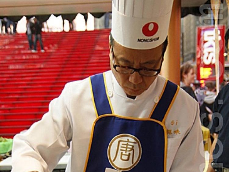 Man-Fai Lee preparing his entry to NTDTV's International Chinese Culinary Competition.  (Wen Zhong/The Epoch Times)