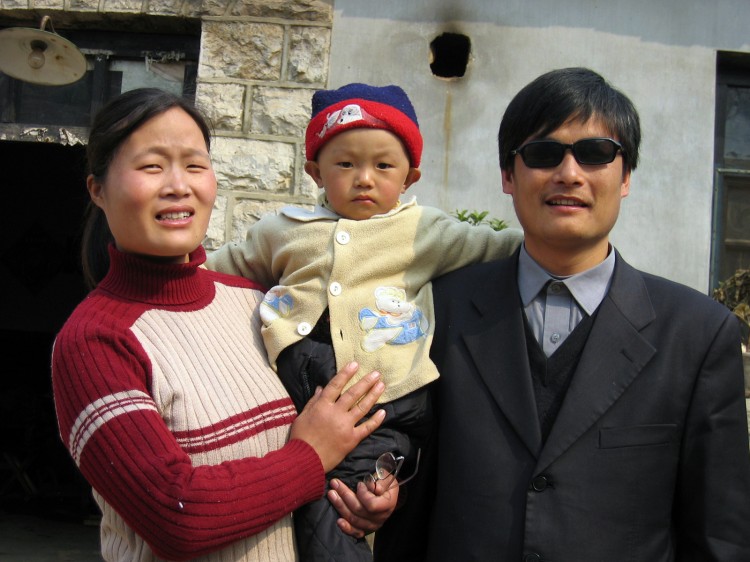 Chen Guangcheng (R) with his wife and son Chen Kerui