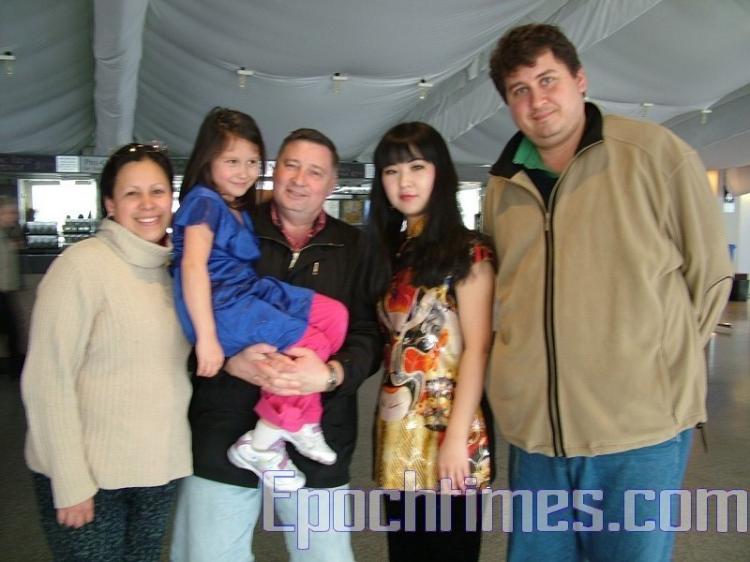 Ms. Velazquez (L) and her family (Chen Si/The Epoch Times)