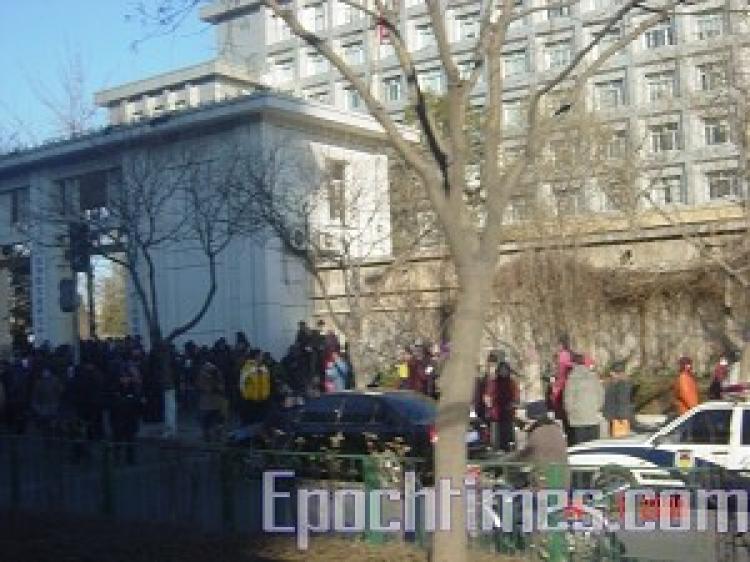 Hundreds of petitioners from all over the country gathered in front of the China's State Council Information Office around 9:30 am on January 14.  (The Epoch Times)