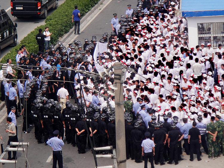 ON STRIKE: Some 2,000 workers clash with police as they stage a strike outside the Taiwan-funded KOK Machinery rubber factory in Kunshan, in eastern China's Jiangsu Province on June 7. (AFP/Getty Images)