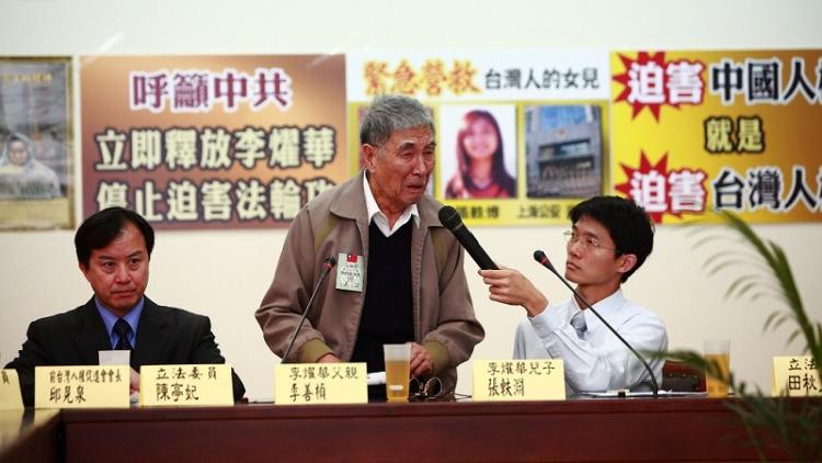 Li Shanzhen at press conference pleads, 'Please help save my daughter.' (Song Bilong/The Epoch Times)