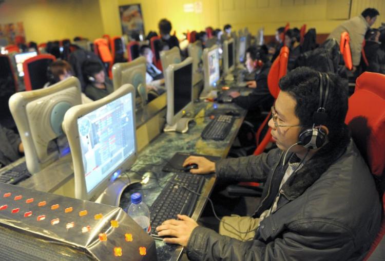 A young man online game at an Internet cafe in Beijing. Chinese search engines Baidu and Sogou have suddenly stopped filtering information regarding international lawsuits filed by overseas Falun Gong practitioners against former Chinese regime leader Jiang Zemin. (Liu Jin/AFP/Getty Images)