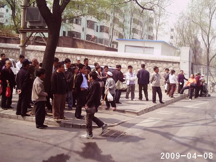 Petitioners gather at the gate of Peking University to protest Sun Dongdong.  (The Epoch Times)