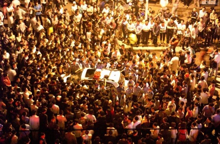 Massive crowd clashes with police near a market in Maanshan City, Anhui Province. (Courtesy Chinese blogger)