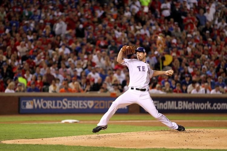 Cliff Lee reportedly met with the New York Yankees management this week after he recently became a free agent. (Ronald Martinez/Getty Images)