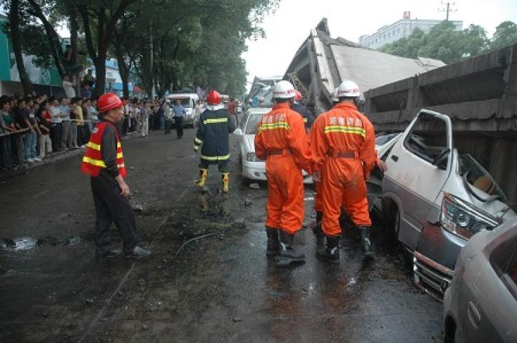 At least 24 vehicles were crushed in the collapse of an overpass in Zhuzhou City. (The Epoch Times)