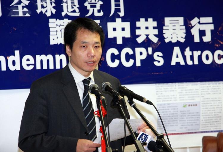 Tang Boqiao, spokesman of China Interim Government, speaks at the ‘Flushing Forum’ two weeks after being beaten by Chinese Communist Party-hired gang members. (Wen Zhong/The Epoch Times)