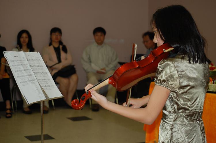 Falun Gong practitioner Crystal Wang plays violin on World Falun Dafa Day in Atlanta. (Mary Silver/The Epoch Times)