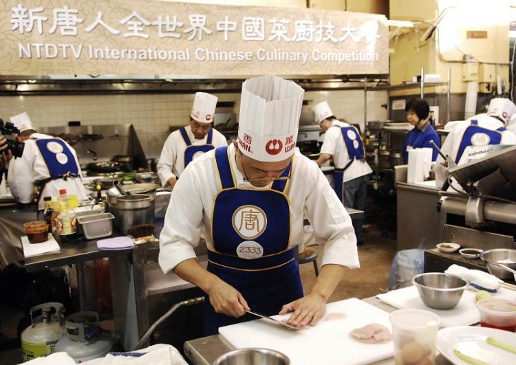 DELICATE CUT: Chen Yongming, last year's gold award winner in Shandong regional cuisine, cuts his ingredients at 2008 NTDTV Chinese International Culinary Competition.  (Dai Bing/The Epoch Times)