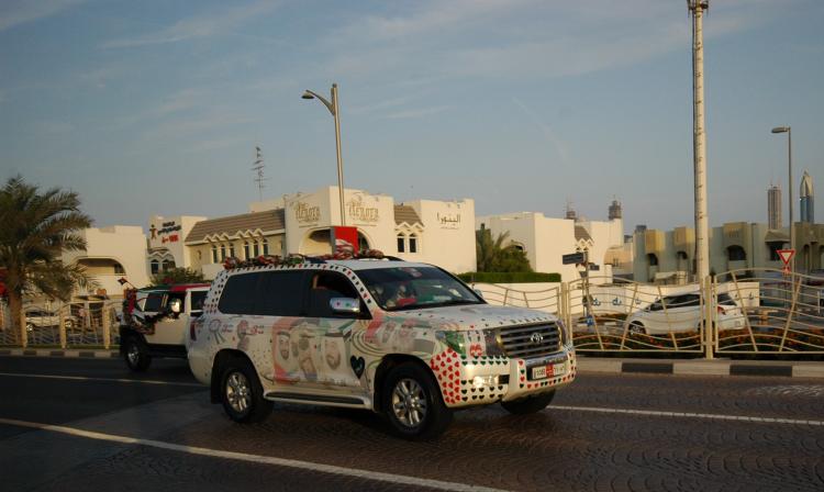 Cars decorated to celebrate National Day on Dubai, Jumeirah Beach Road.   (M. Kawakami)