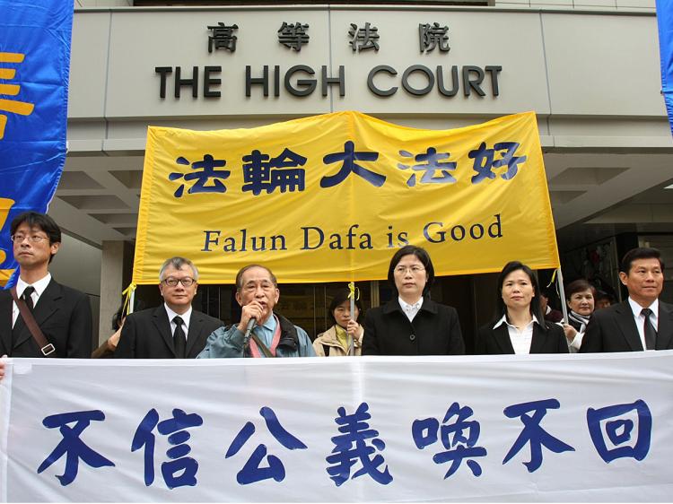 Plaintiffs in front of the Hong Kong High Court.  (Li Ming/The Epoch Times)