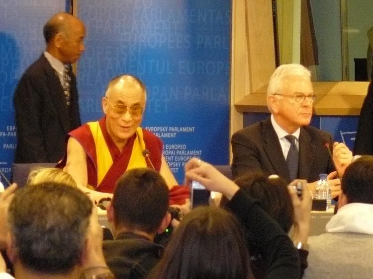 The Dalai Lama addresses the European Parliament while Parliament President Hans-Gert Poettering (R) listens. (The Epoch Times)