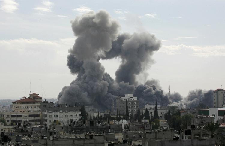 RAFAH : Smoke billows from the Gaza Strip following Israeli air strikes, as seen from the southern town of Rafah on December 27, 2008. (Said Khatib/AFP/Getty Images)