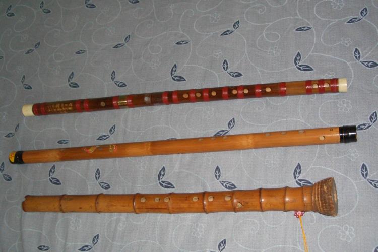 The dizi (top), better known to the West as the Chinese bamboo flute, is the smaller sister of the xiao (bottom). (The Epoch Times)