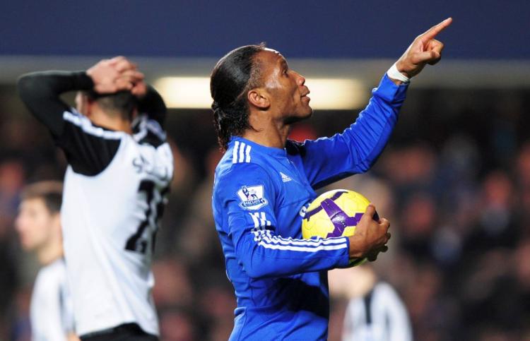 TENSE BATTLE: Didier Drogba (center) fights off Jamie Carragher (left) and Javier Mascherano in an incredible Champions League match on Tuesday. (Ryan Pierse/Getty Images)