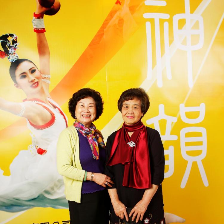 Ms. Shengjyun (R), a fashion designer and president of a clothing company, and fashion designer Mengna Hsiou(L) (The Epoch Times)