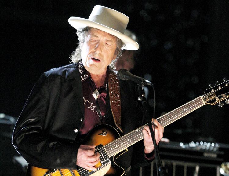 Musician Bob Dylan Performs onstage during the 37th AFI Life Achievement Award: A Tribute to Michael Douglas at Sony Pictures on June 11, 2009 in Culver City, California. (Kevin Winter/Getty Images for AFI)