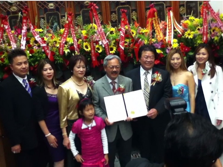 Mayor Ed Lee, center, presents an award to Roger Louie, President of the Chinese Consolidated Benevolent Association, to his right. At the ceremony Lee spoke out against the San Francisco Democratic Party's failure to endorse a Chinese-American candidate. (Matthew Robertson/The Epoch Times)