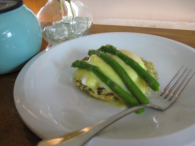 SPECIAL MOTHER'S DAY BREAKFAST: Eggs Benedict with hollandaise sauce topped with asparagus. (Maureen Zebian/The Epoch Times)